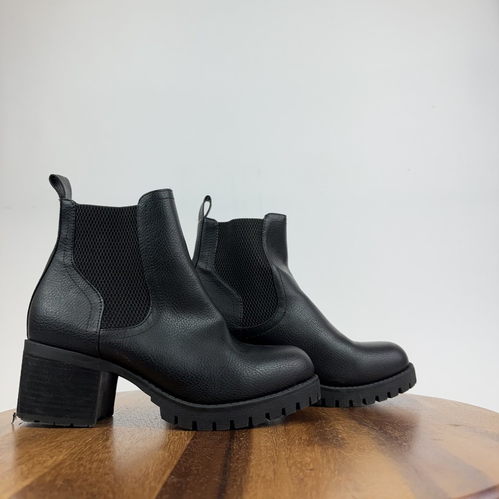 Womens Mia Jonna Black Faux Leather Lug Sole Chelsea Ankle Boots Size 8 M GUC